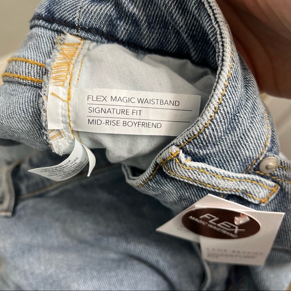 NWT Lane Bryant Distressed Light Wash Signature Fit Boyfriend Jean Size 18 - Picture 11 of 11